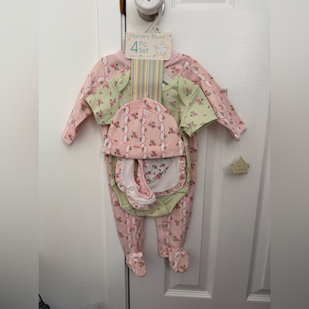 SOLD! 

No longer available! 


Floral Baby Outfit 4 Pieces Gift Set
